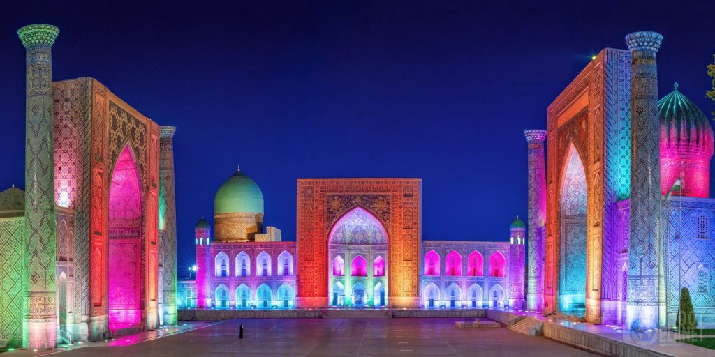 Aktuálny obrázok nemá alternatívny text. Názov súboru je: uzbekistan-samarkand-registan-lightshow-colors-1.jpg